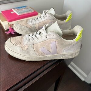 VEJA V-10 in Sable Parame